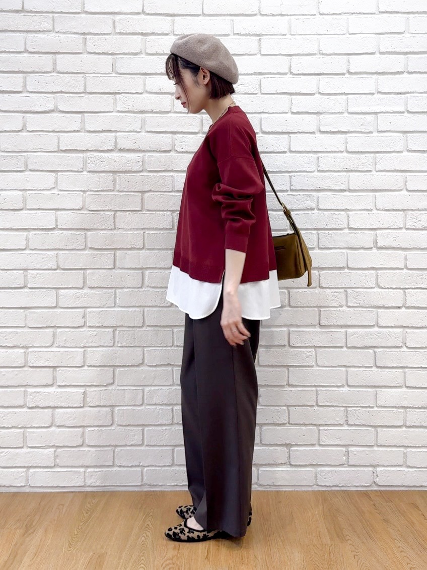 レッド系のニット/セーター、ブラウン系のその他パンツ、ブラウン系のパンプスを着用したレディースの秋コーディネートの4枚目の写真