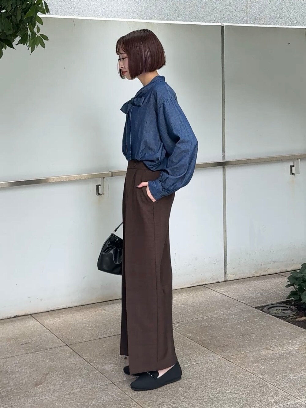 ブラウン系のその他パンツ、ブラック系のその他シューズ、ブラック系のショルダーバッグを着用したレディースの秋コーディネートの8枚目の写真