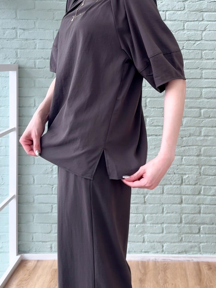 ブラウン系のシャツ/ブラウス、ブラウン系のその他パンツ、ブラック系のサンダルを着用したレディースの春コーディネートの8枚目の写真