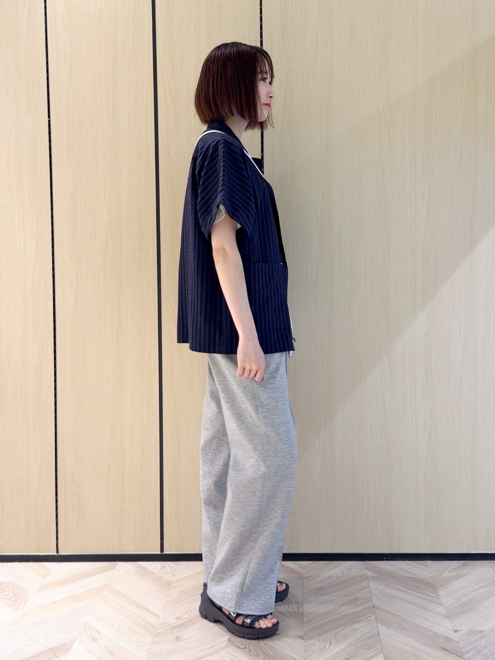 ブルー系のテーラードジャケット、ホワイト系のTシャツ/カットソー、グレー系のその他パンツを着用したレディースの夏コーディネートの2枚目の写真