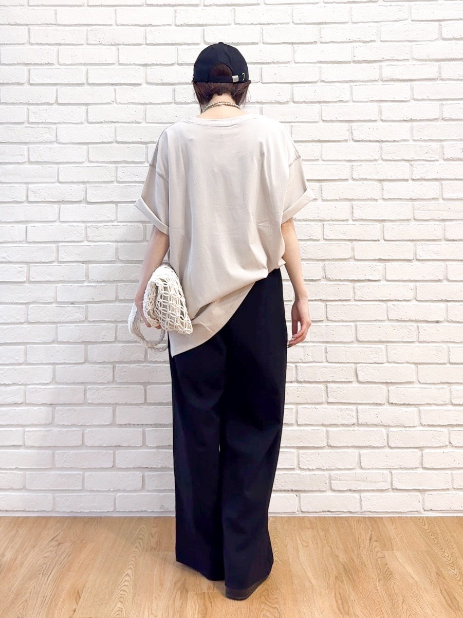 ベージュ系のTシャツ/カットソー、ブラック系のその他パンツ、ブラック系のサンダルを着用したレディースの夏コーディネートの3枚目の写真