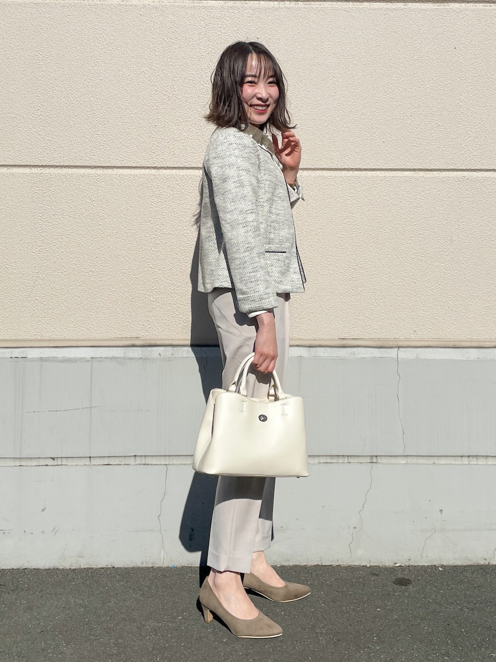 グレー系のノーカラージャケット、ホワイト系のシャツ/ブラウス、ベージュ系のその他パンツを着用したレディースの冬コーディネートの2枚目の写真