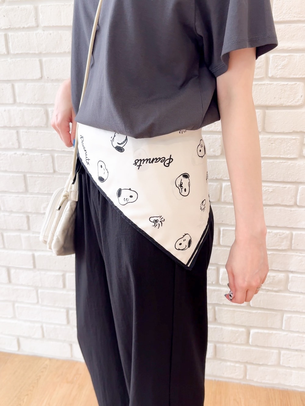 グレー系のTシャツ/カットソー、ブラック系のサンダル、ベージュ系のキャップを着用したレディースの夏コーディネートの10枚目の写真