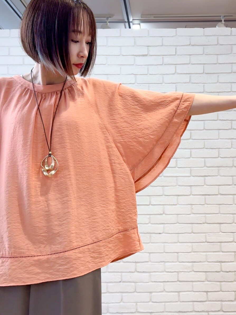 オレンジ系のシャツ/ブラウス、ブラウン系のその他パンツ、ホワイト系のサンダルを着用したレディースの夏コーディネートの5枚目の写真