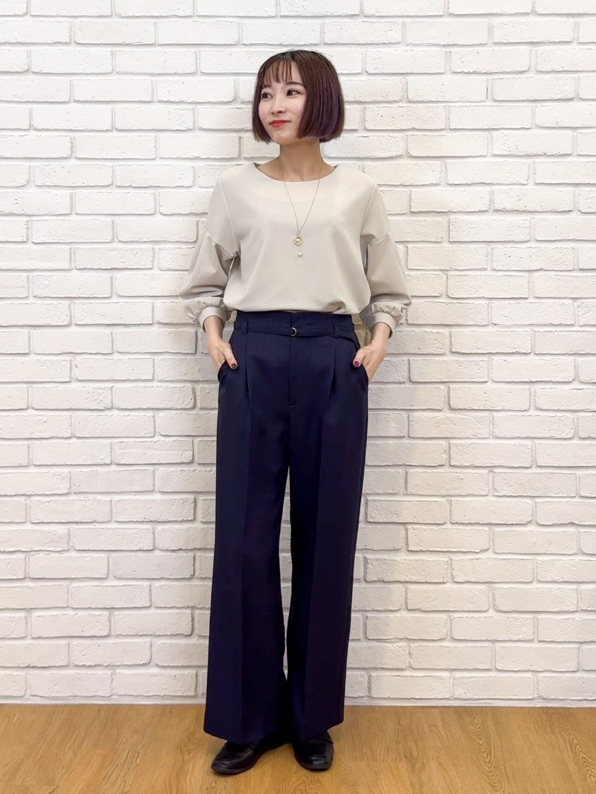 ブルー系のその他パンツ、ブラック系のパンプスを着用したレディースの夏コーディネートの5枚目の写真