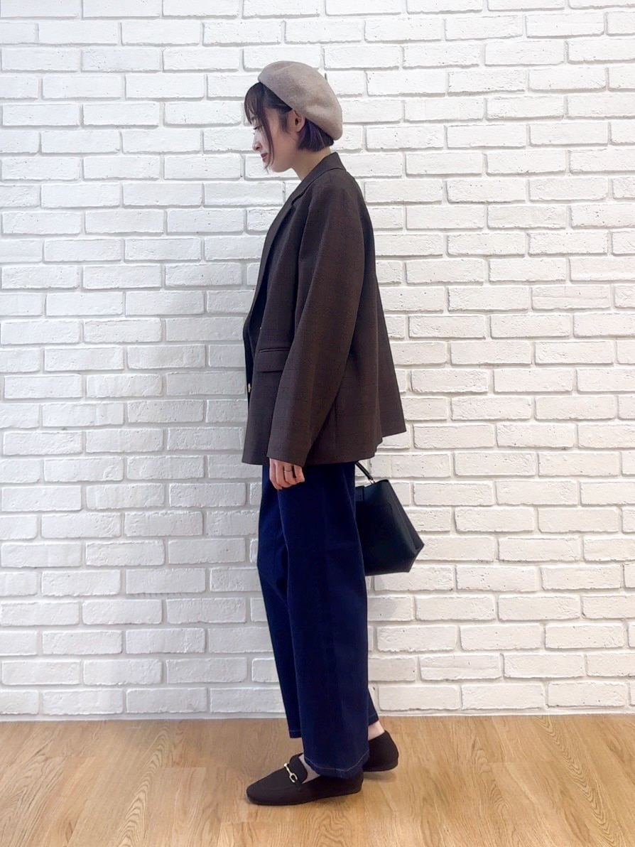 ホワイト系のTシャツ/カットソー、ブルー系のデニムパンツ、ブラウン系のその他シューズを着用したレディースの秋コーディネートの4枚目の写真