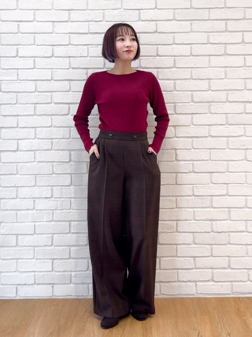 レッド系のニット/セーター、ブラウン系のその他パンツ、ブラウン系のその他シューズを着用したレディースの秋コーディネートの9枚目の写真