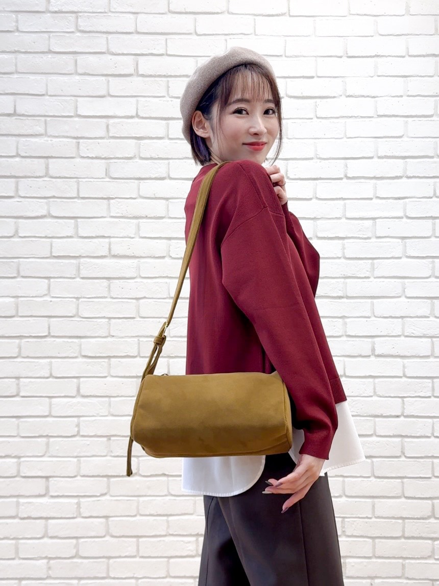 レッド系のニット/セーター、ブラウン系のその他パンツ、ブラウン系のパンプスを着用したレディースの秋コーディネートの7枚目の写真