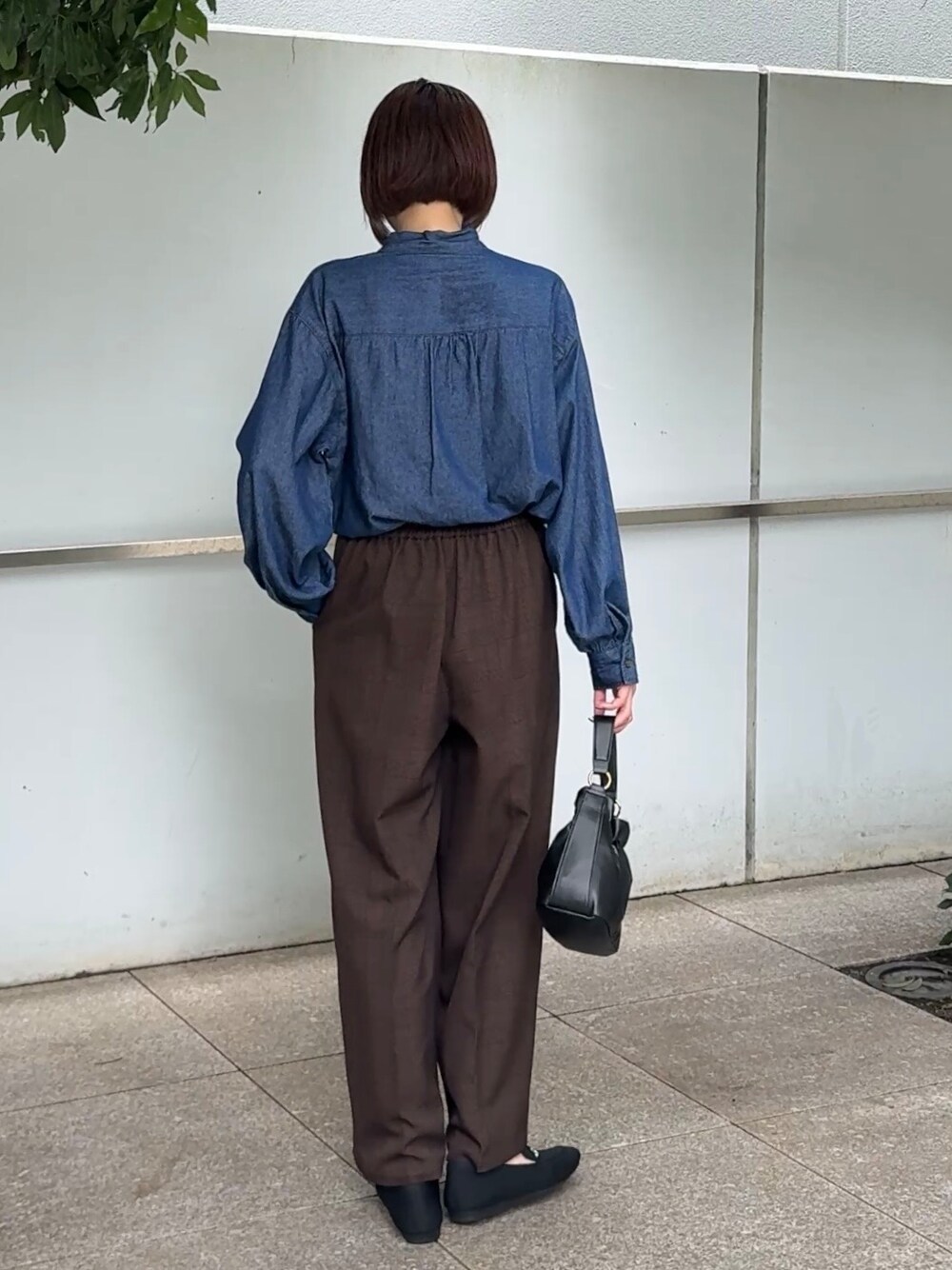 ブラウン系のその他パンツ、ブラック系のその他シューズ、ブラック系のショルダーバッグを着用したレディースの秋コーディネートの7枚目の写真