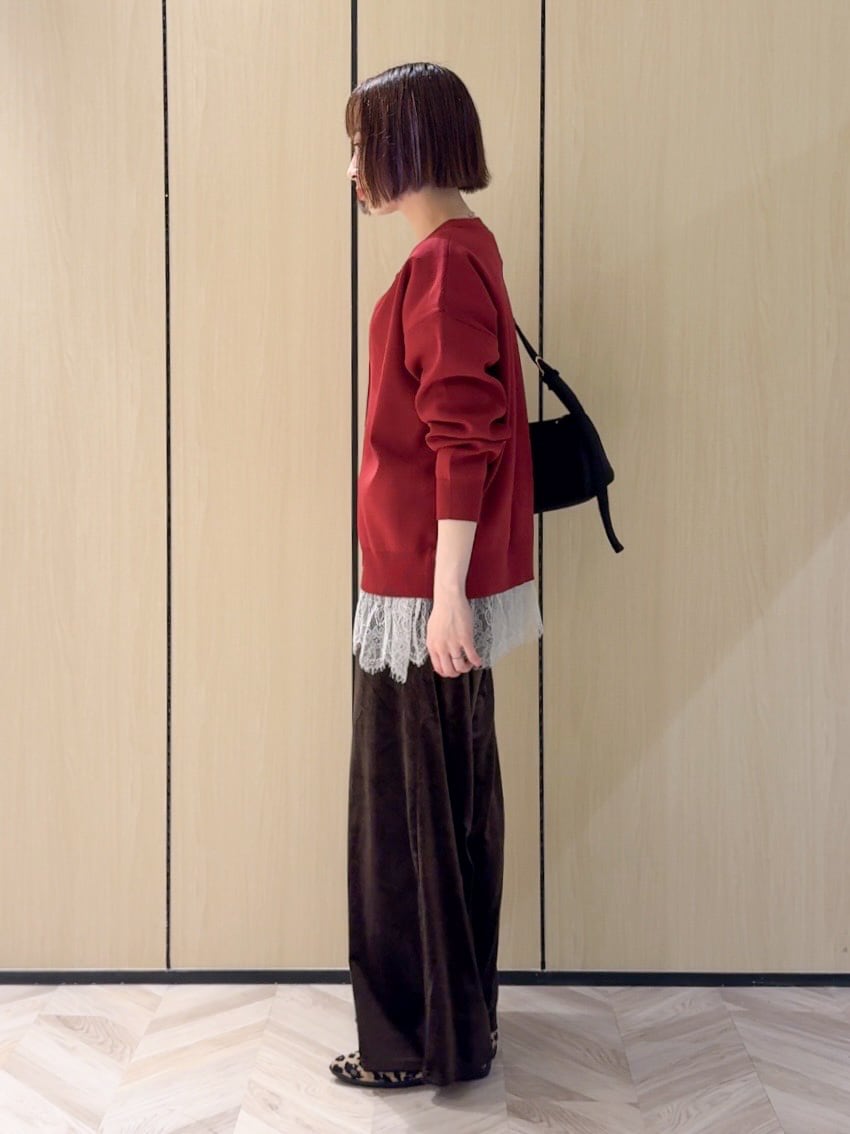 レッド系のカーディガン/ボレロ、ホワイト系のTシャツ/カットソー、ブラウン系のその他パンツを着用したレディースの秋コーディネートの4枚目の写真