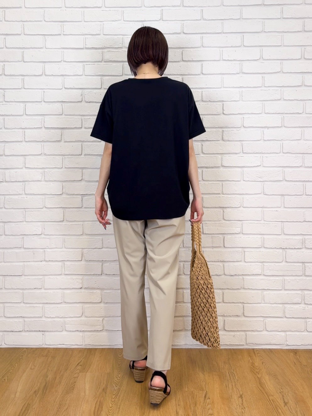 ブラック系のTシャツ/カットソー、ベージュ系のその他パンツ、ブラック系のサンダルを着用したレディースの夏コーディネートの3枚目の写真