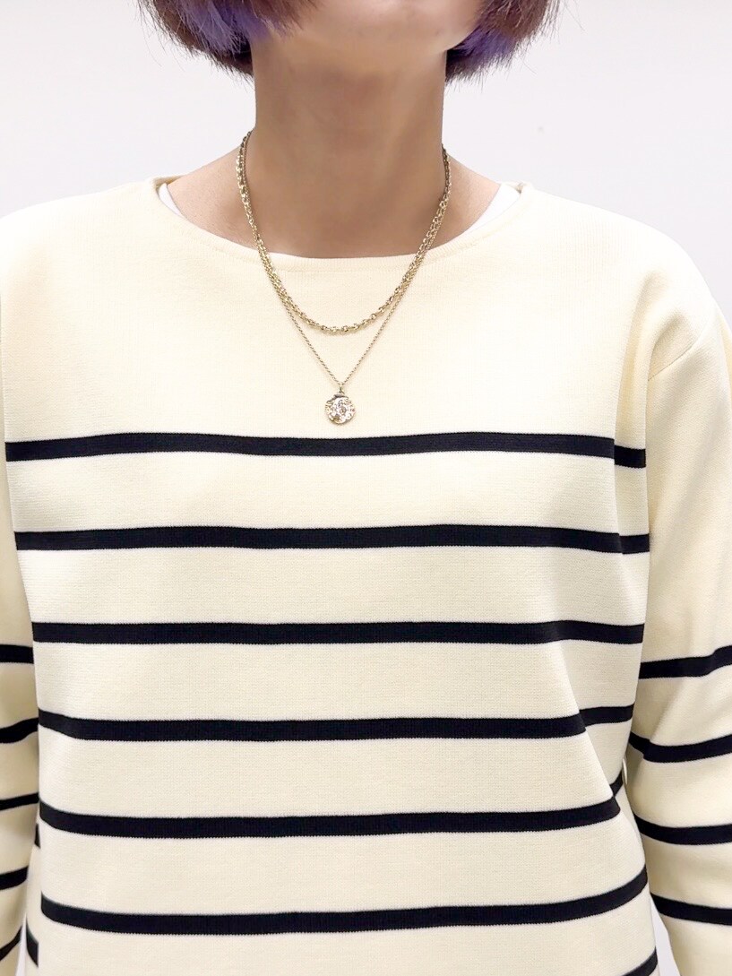 ホワイト系のTシャツ/カットソー、ブラック系のその他パンツ、ブラック系のその他シューズを着用したレディースの夏コーディネートの7枚目の写真