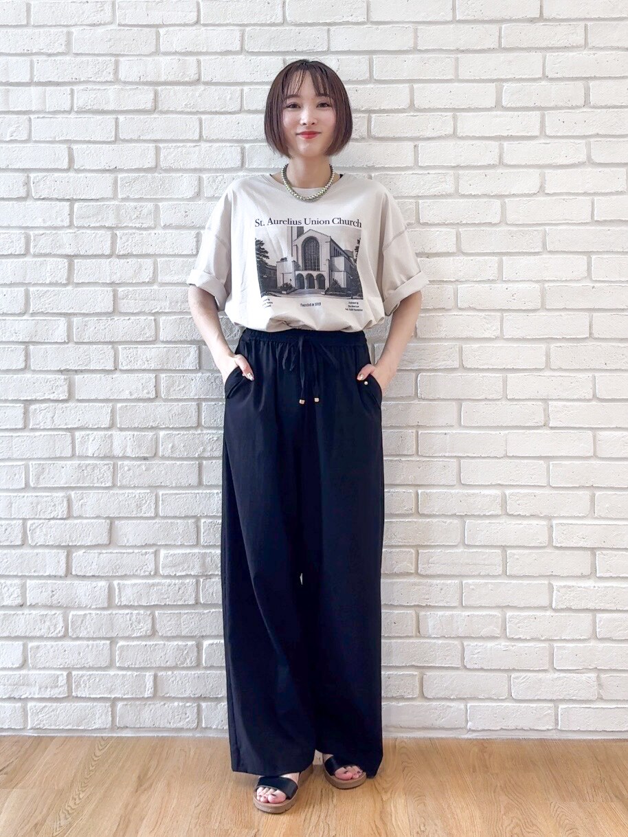 ベージュ系のTシャツ/カットソー、ブラック系のその他パンツ、ブラック系のサンダルを着用したレディースの夏コーディネートの5枚目の写真