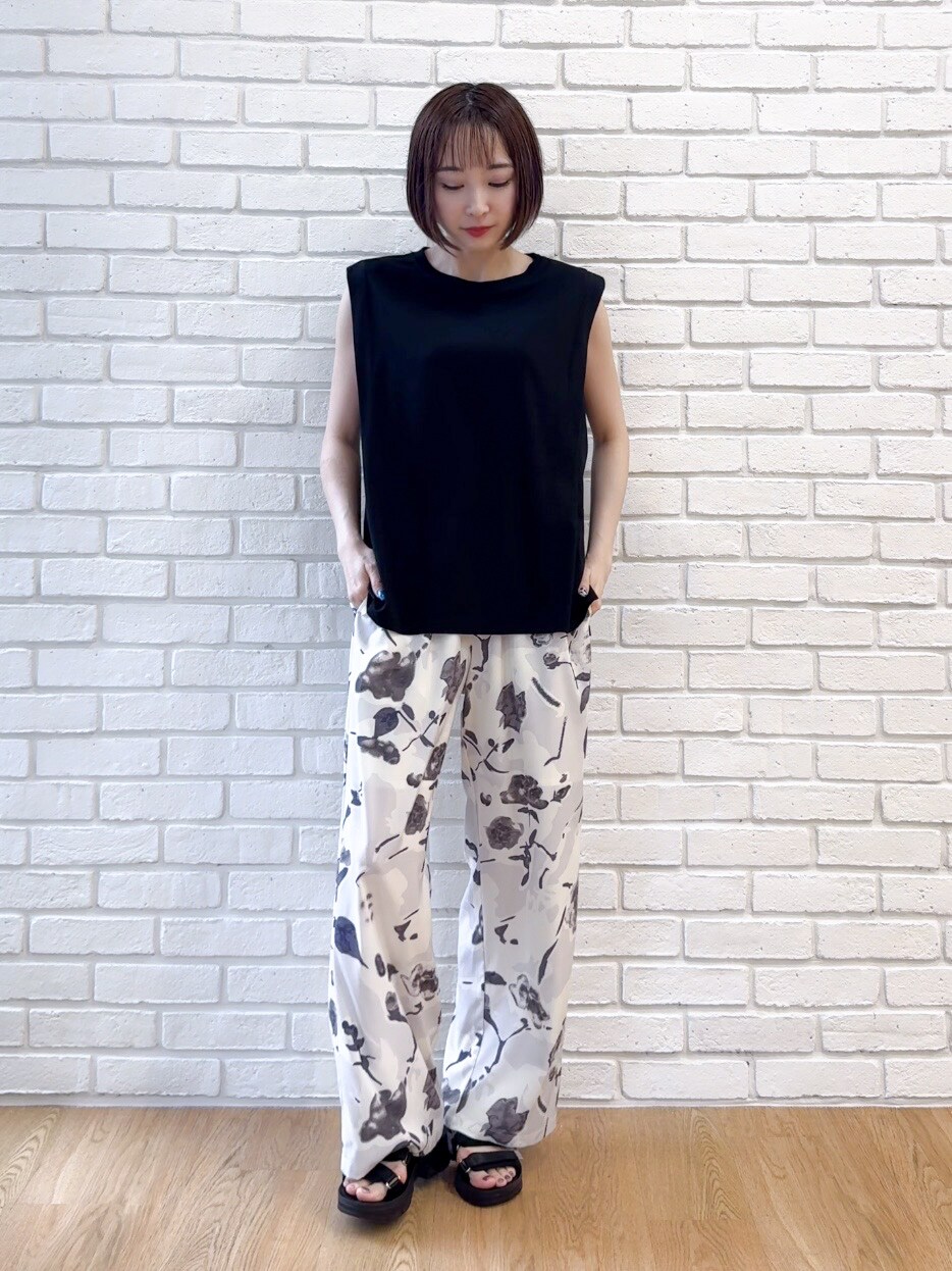 ブラック系のTシャツ/カットソー、ブルー系のシャツ/ブラウス、ホワイト系のその他パンツを着用したレディースの夏コーディネートの7枚目の写真