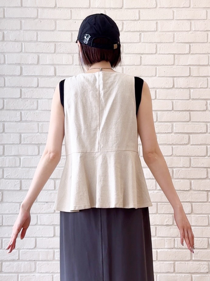 ブラック系のニット/セーター、ベージュ系のセットアップ、グレー系のスカートを着用したレディースの夏コーディネートの8枚目の写真