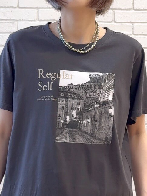 グレー系のTシャツ/カットソー、ブラック系のその他パンツ、ブラック系のサンダルを着用したレディースの夏コーディネートの10枚目の写真