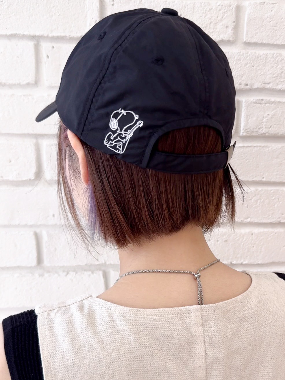ブラック系のニット/セーター、ベージュ系のセットアップ、グレー系のスカートを着用したレディースの夏コーディネートの10枚目の写真