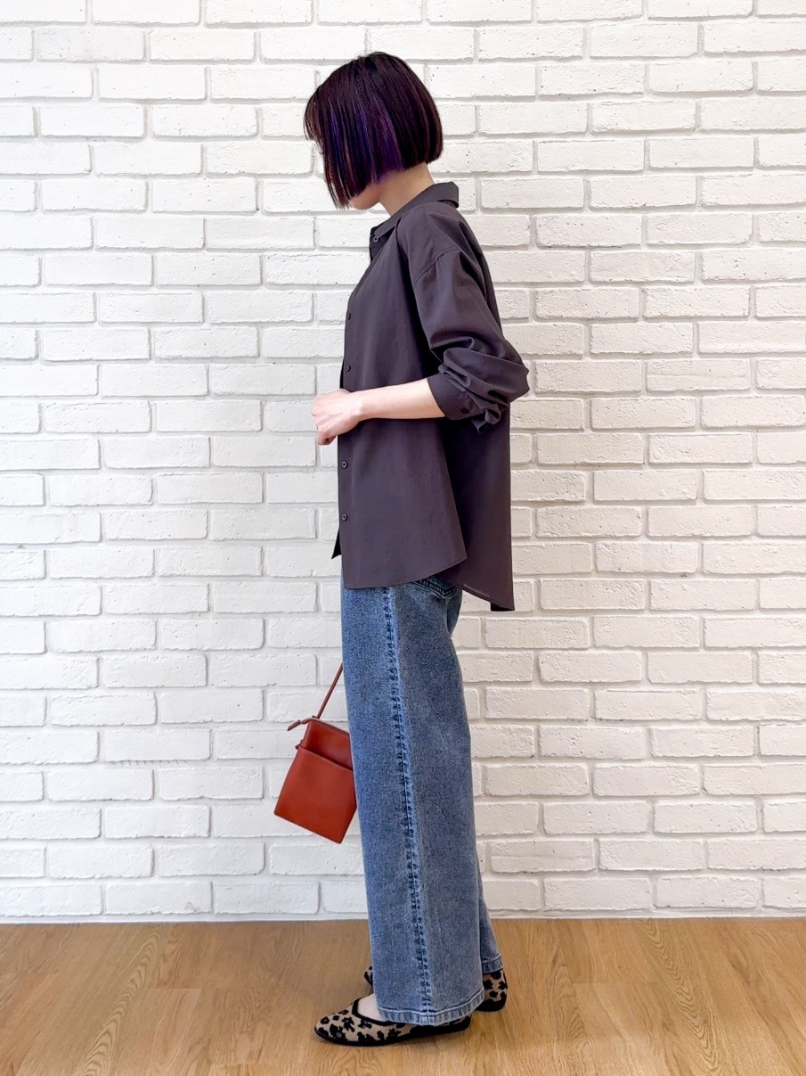 ブラウン系のシャツ/ブラウス、ブラック系のタンクトップ、ブルー系のデニムパンツを着用したレディースの夏コーディネートの4枚目の写真