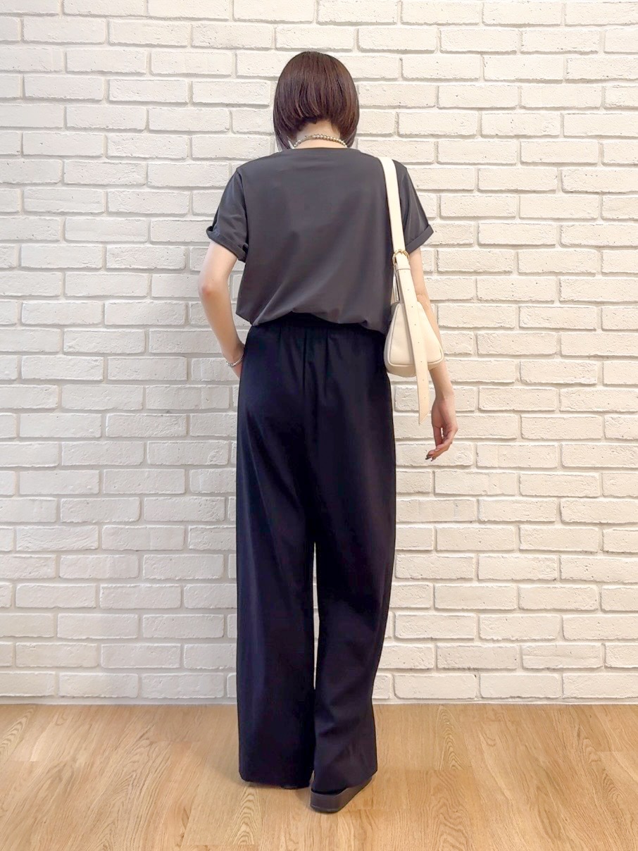 グレー系のTシャツ/カットソー、ブラック系のその他パンツ、ブラック系のサンダルを着用したレディースの夏コーディネートの3枚目の写真