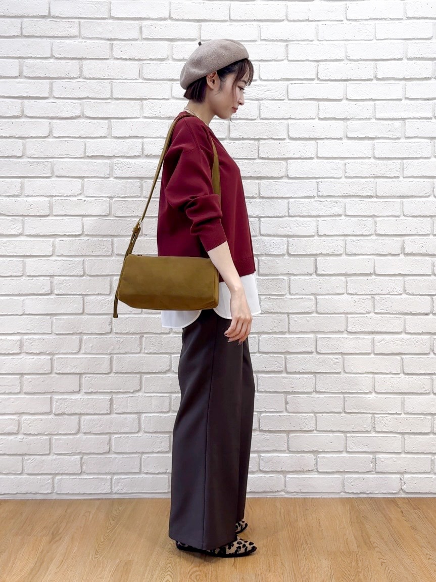 レッド系のニット/セーター、ブラウン系のその他パンツ、ブラウン系のパンプスを着用したレディースの秋コーディネートの2枚目の写真