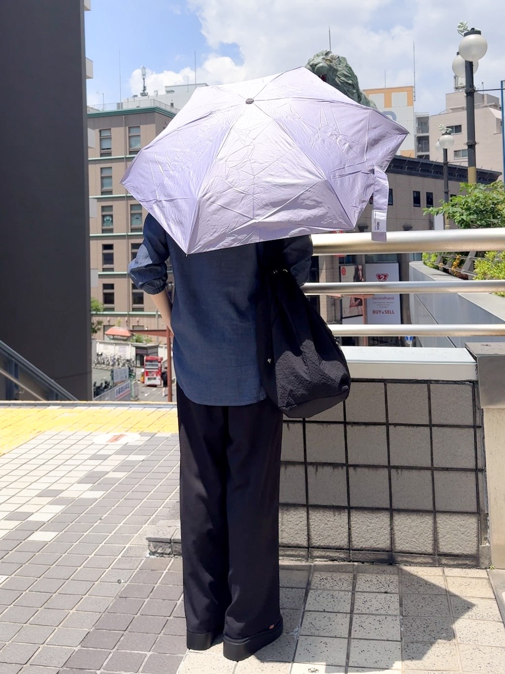 ブルー系のシャツ/ブラウス、ホワイト系のTシャツ/カットソー、ブラック系のその他パンツを着用したレディースの夏コーディネートの3枚目の写真