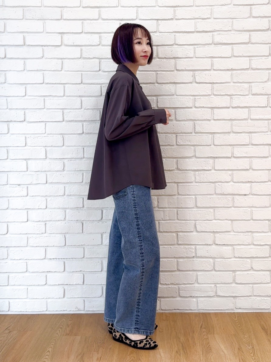 ブラウン系のシャツ/ブラウス、ブラック系のタンクトップ、ブルー系のデニムパンツを着用したレディースの夏コーディネートの6枚目の写真