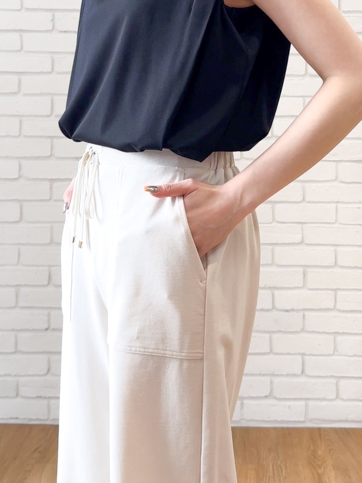 ブラック系のTシャツ/カットソー、ホワイト系のその他パンツ、ブラック系のサンダルを着用したレディースの夏コーディネートの5枚目の写真