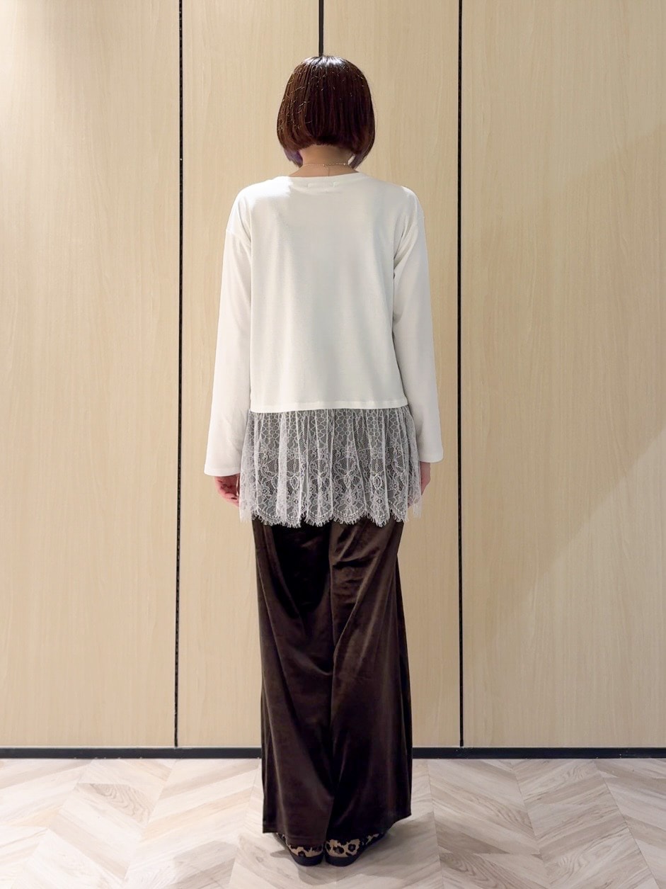 レッド系のカーディガン/ボレロ、ホワイト系のTシャツ/カットソー、ブラウン系のその他パンツを着用したレディースの秋コーディネートの9枚目の写真