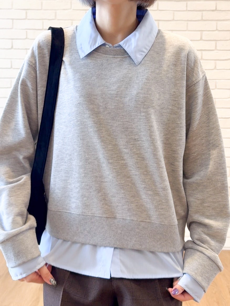 グレー系のTシャツ/カットソー、ブラウン系のその他パンツ、ブラック系のその他シューズを着用したレディースの秋コーディネートの7枚目の写真