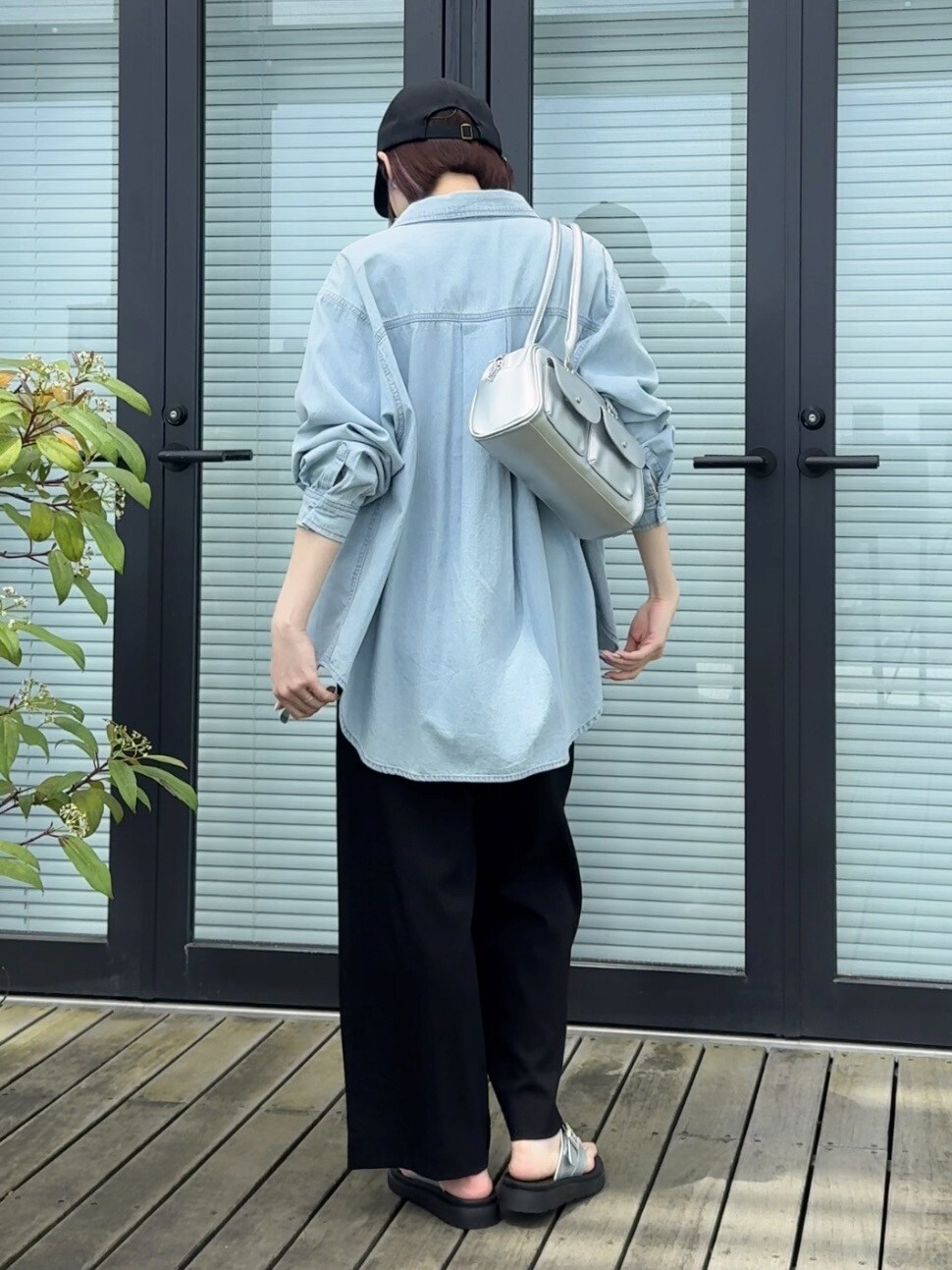 ブルー系のシャツ/ブラウス、グレー系のTシャツ/カットソー、ブラック系のその他パンツを着用したレディースの春コーディネートの3枚目の写真