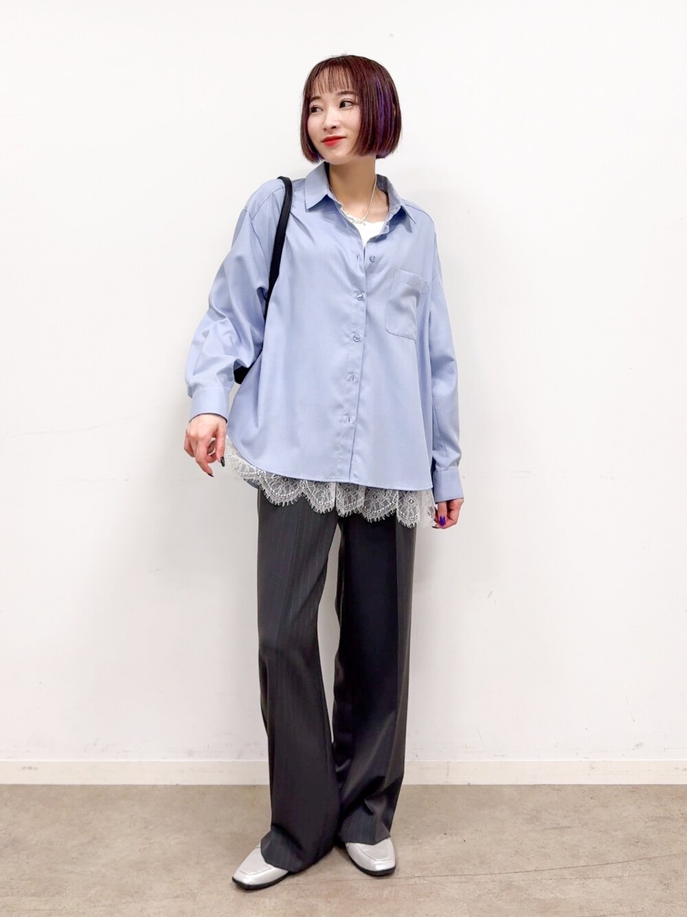 ホワイト系のTシャツ/カットソー、シルバー系のパンプス、ブラック系のショルダーバッグを着用したレディースの夏コーディネートの5枚目の写真