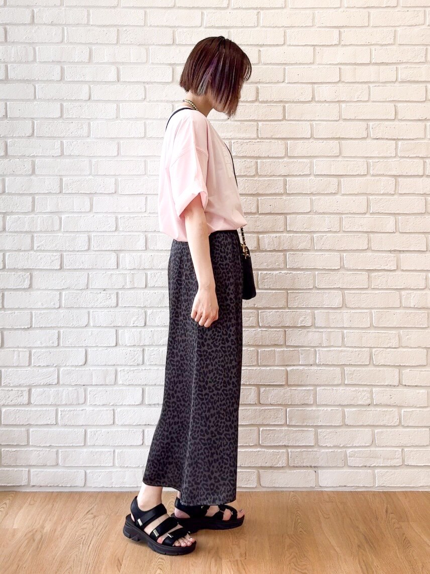ピンク系のTシャツ/カットソー、グレー系のスカート、ブラック系のサンダルを着用したレディースの夏コーディネートの2枚目の写真