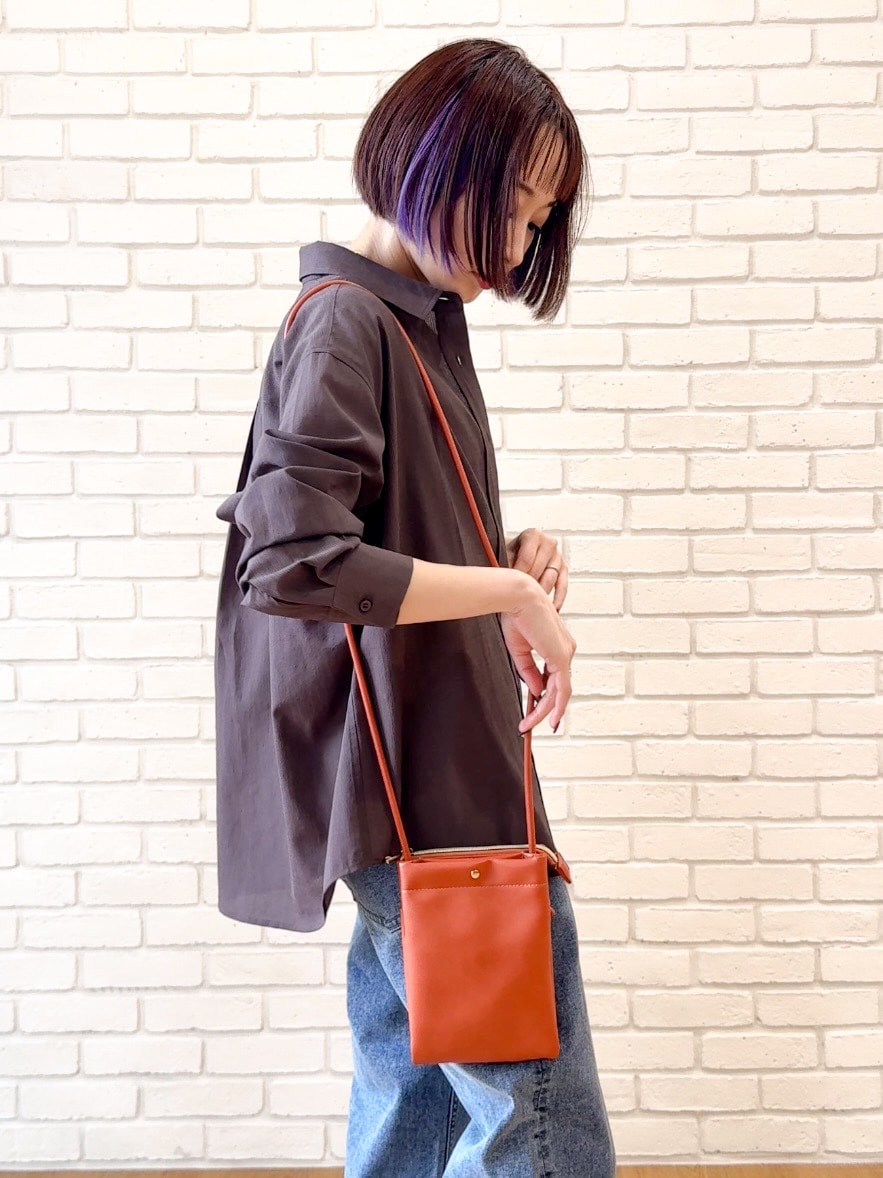 ブラウン系のシャツ/ブラウス、ブラック系のタンクトップ、ブルー系のデニムパンツを着用したレディースの夏コーディネートの9枚目の写真