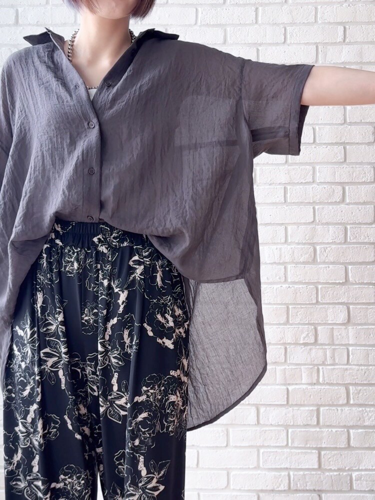 グレー系のシャツ/ブラウス、ブラック系のその他パンツ、シルバー系のサンダルを着用したレディースの夏コーディネートの5枚目の写真
