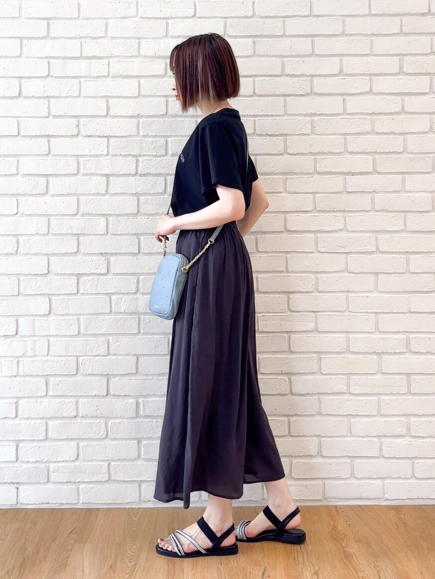 ブラック系のTシャツ/カットソー、ブラック系のその他パンツ、ブラック系のサンダルを着用したレディースの夏コーディネートの4枚目の写真