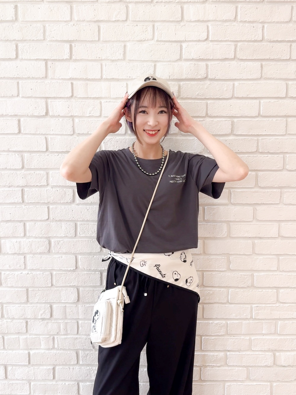 グレー系のTシャツ/カットソー、ブラック系のサンダル、ベージュ系のキャップを着用したレディースの夏コーディネートの8枚目の写真