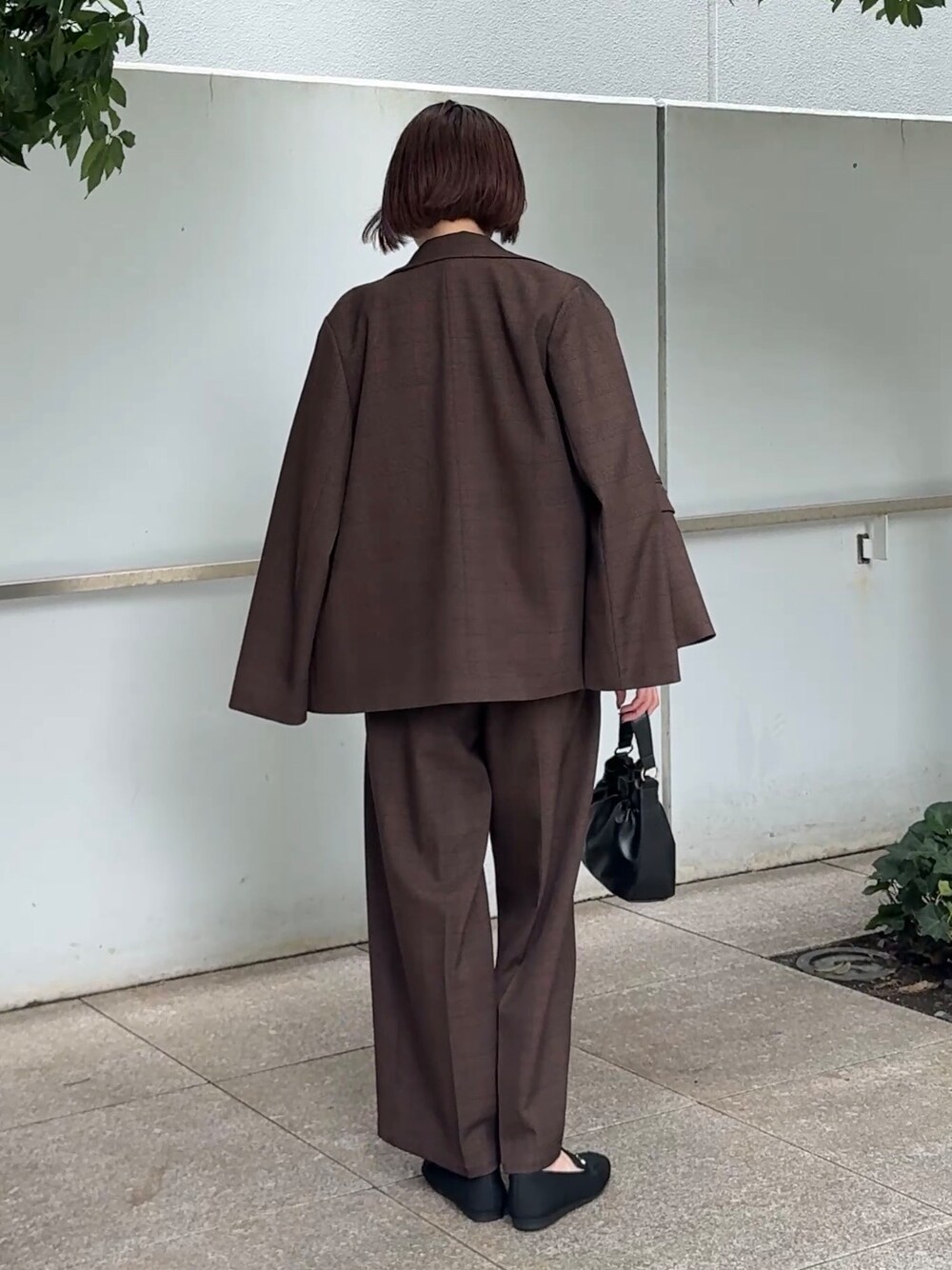 ブラウン系のその他パンツ、ブラック系のその他シューズ、ブラック系のショルダーバッグを着用したレディースの秋コーディネートの3枚目の写真
