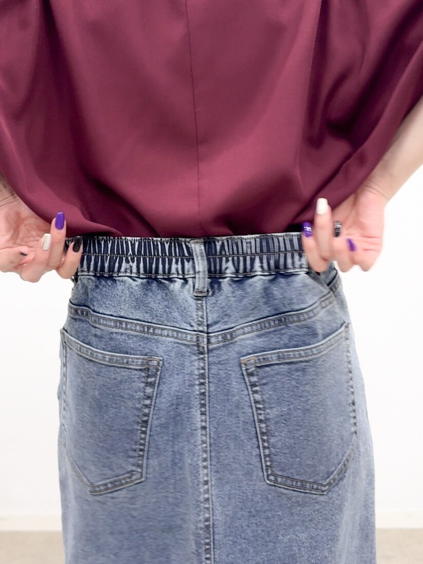 レッド系のシャツ/ブラウス、ブルー系のデニムスカート、ブラック系のパンプスを着用したレディースの秋コーディネートの10枚目の写真