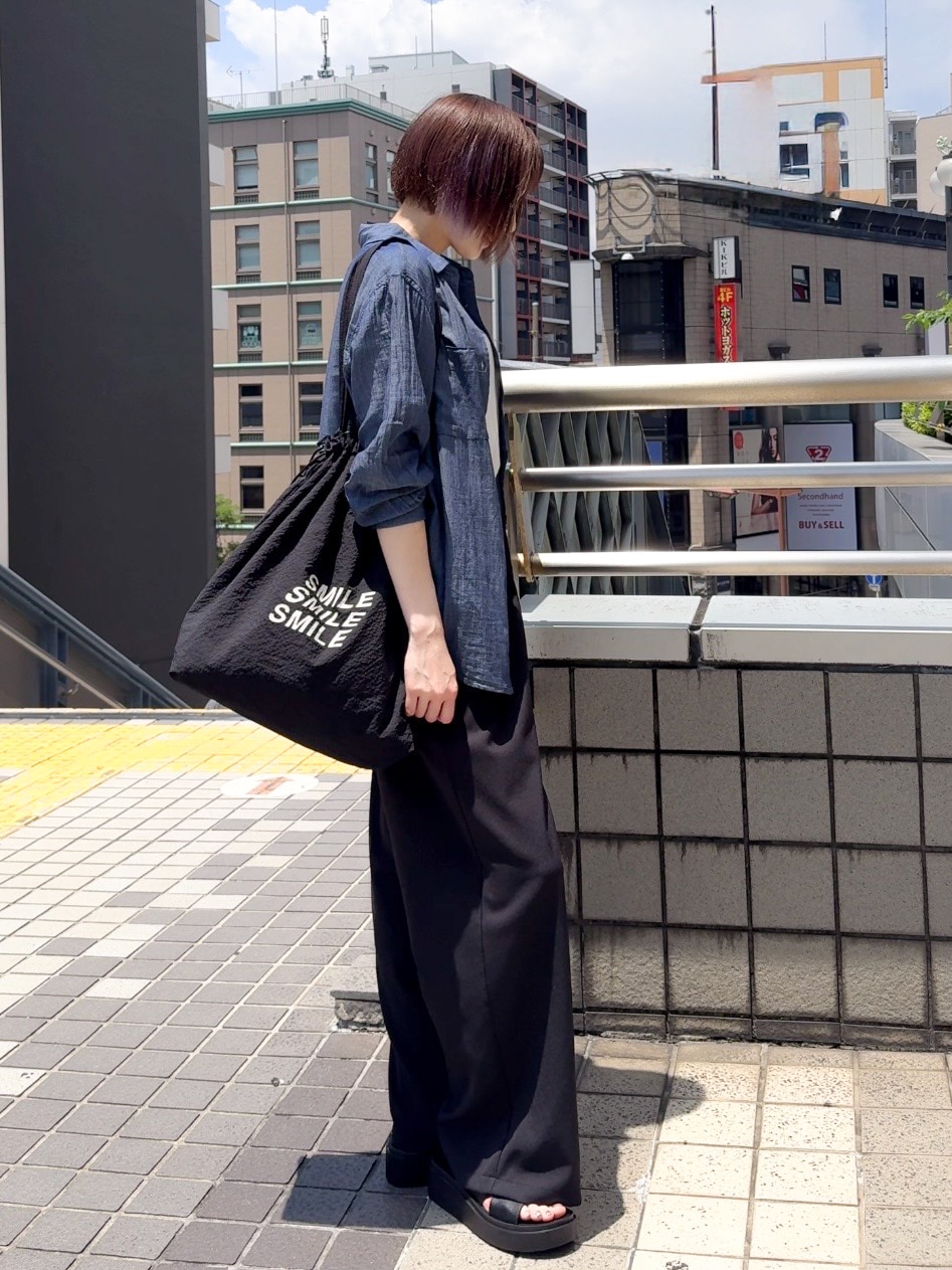 ブルー系のシャツ/ブラウス、ホワイト系のTシャツ/カットソー、ブラック系のその他パンツを着用したレディースの夏コーディネートの5枚目の写真