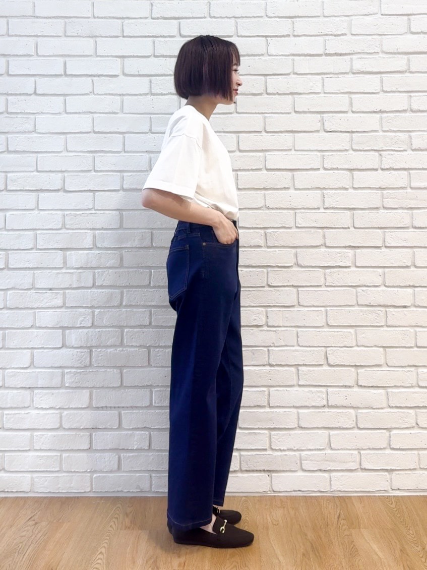 ホワイト系のTシャツ/カットソー、ブルー系のデニムパンツ、ブラウン系のその他シューズを着用したレディースの秋コーディネートの10枚目の写真