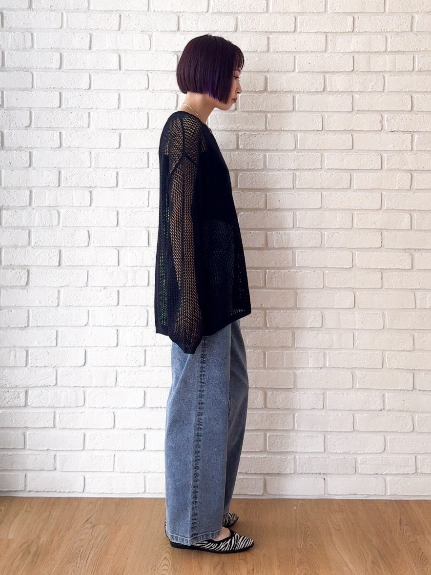 ブラック系のタンクトップ、ブルー系のデニムパンツ、ブラック系のパンプスを着用したレディースの夏コーディネートの10枚目の写真