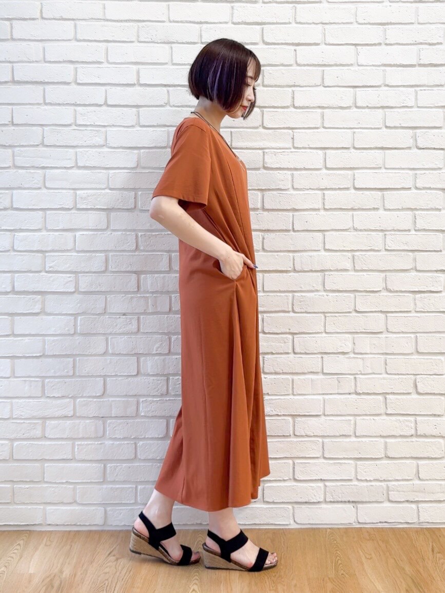 ブラック系のシャツ/ブラウス、オレンジ系のワンピース、ブラック系のサンダルを着用したレディースの夏コーディネートの8枚目の写真