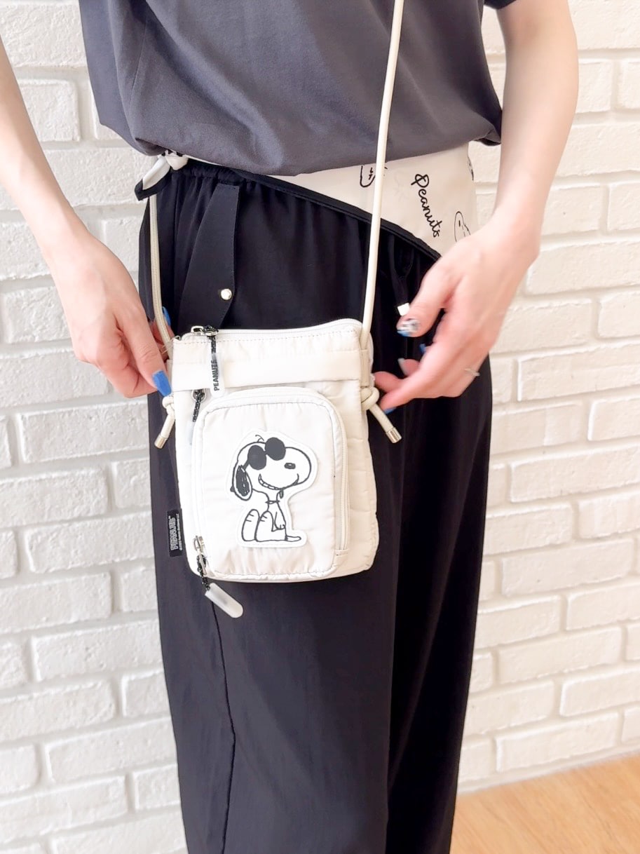グレー系のTシャツ/カットソー、ブラック系のサンダル、ベージュ系のキャップを着用したレディースの夏コーディネートの9枚目の写真
