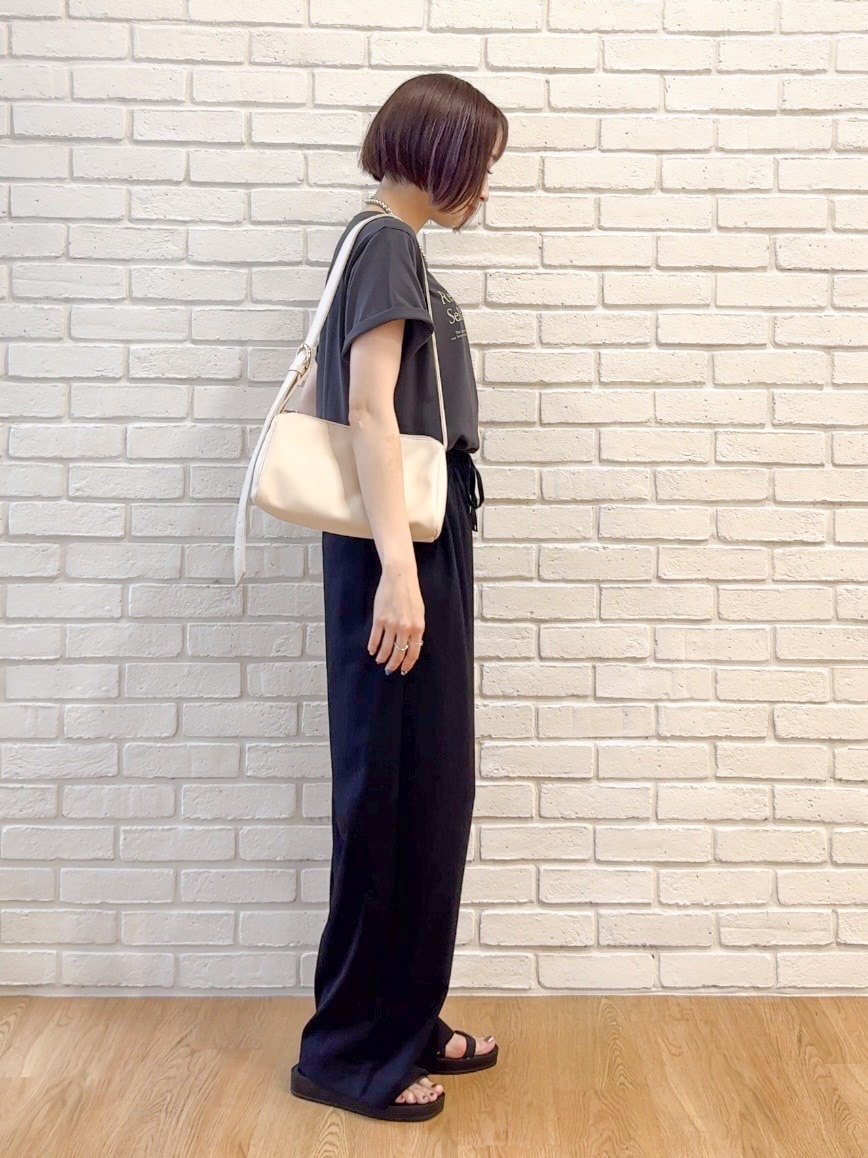 グレー系のTシャツ/カットソー、ブラック系のその他パンツ、ブラック系のサンダルを着用したレディースの夏コーディネートの2枚目の写真