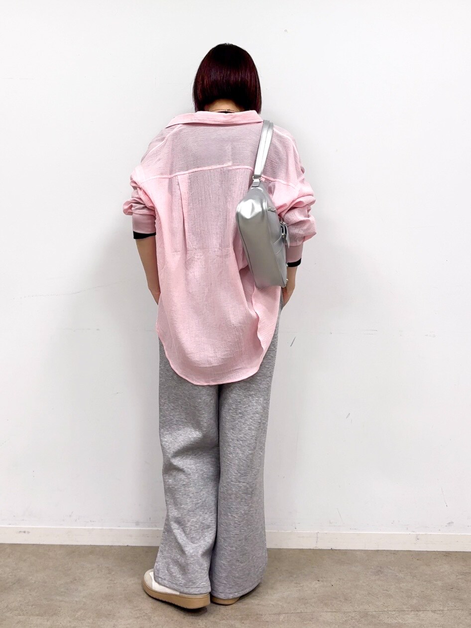ピンク系のシャツ/ブラウス、ブラック系のTシャツ/カットソー、グレー系のその他パンツを着用したレディースの春コーディネートの3枚目の写真