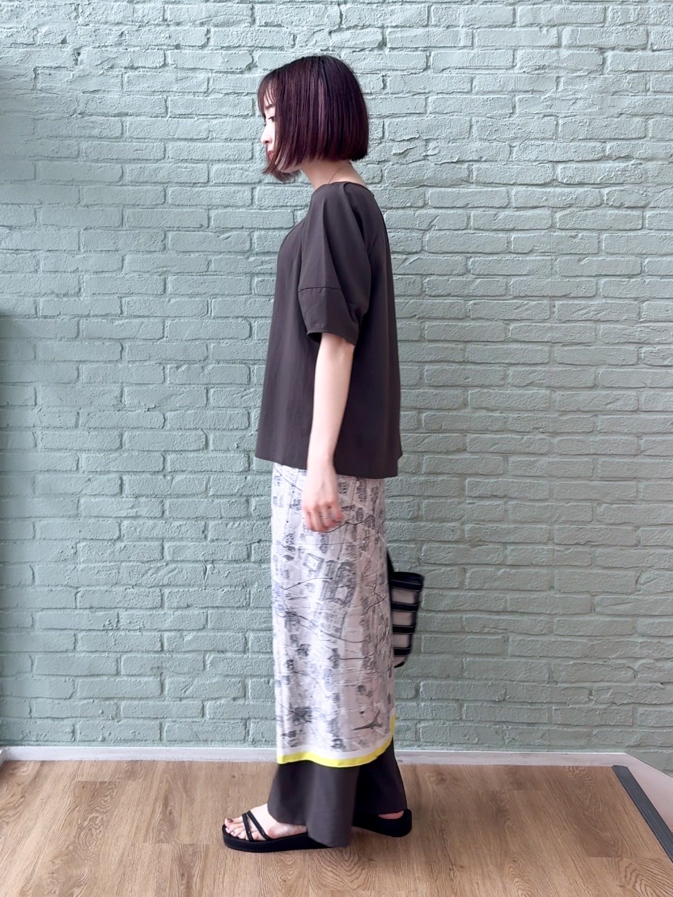 ブラウン系のシャツ/ブラウス、ブラウン系のその他パンツ、ブラック系のサンダルを着用したレディースの春コーディネートの2枚目の写真