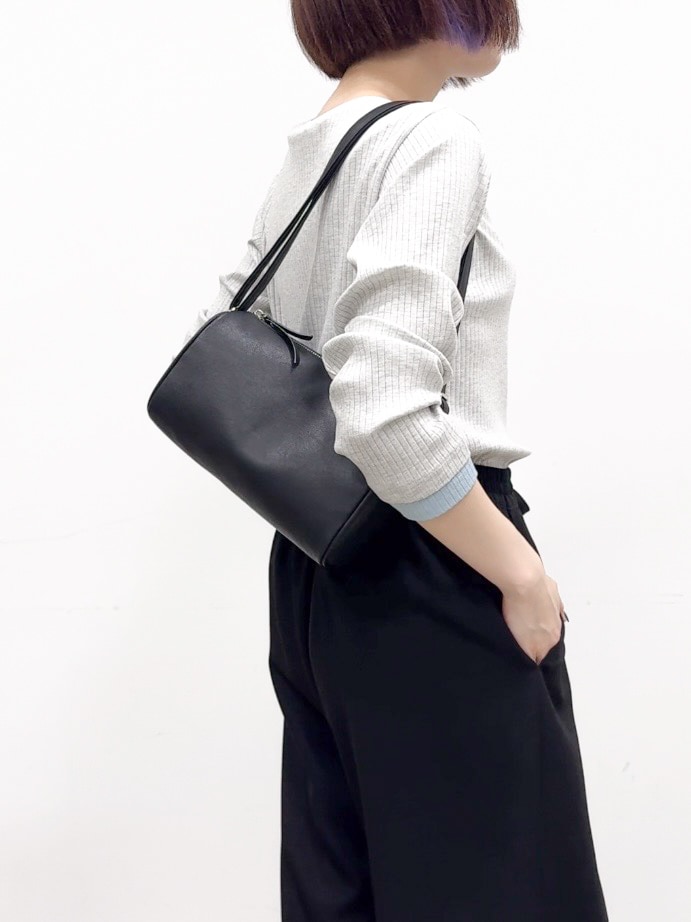 グレー系のTシャツ/カットソー、ブラック系のその他パンツ、シルバー系のパンプスを着用したレディースの秋コーディネートの7枚目の写真