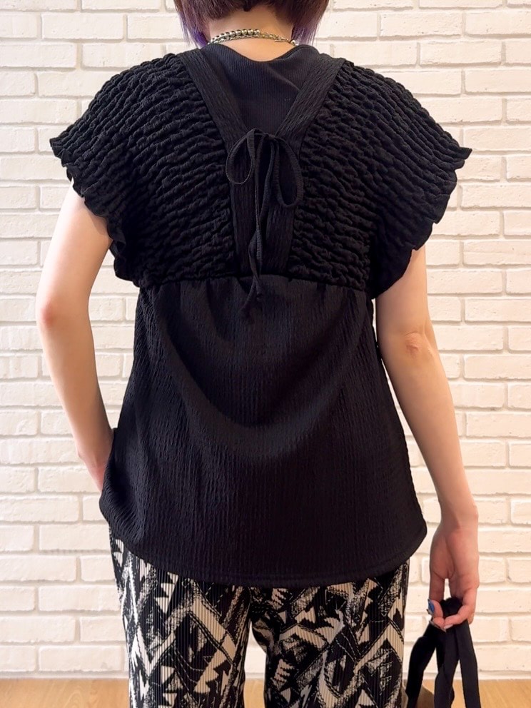 ブラック系のセットアップ、ブラック系のその他パンツ、ブラック系のサンダルを着用したレディースの夏コーディネートの7枚目の写真