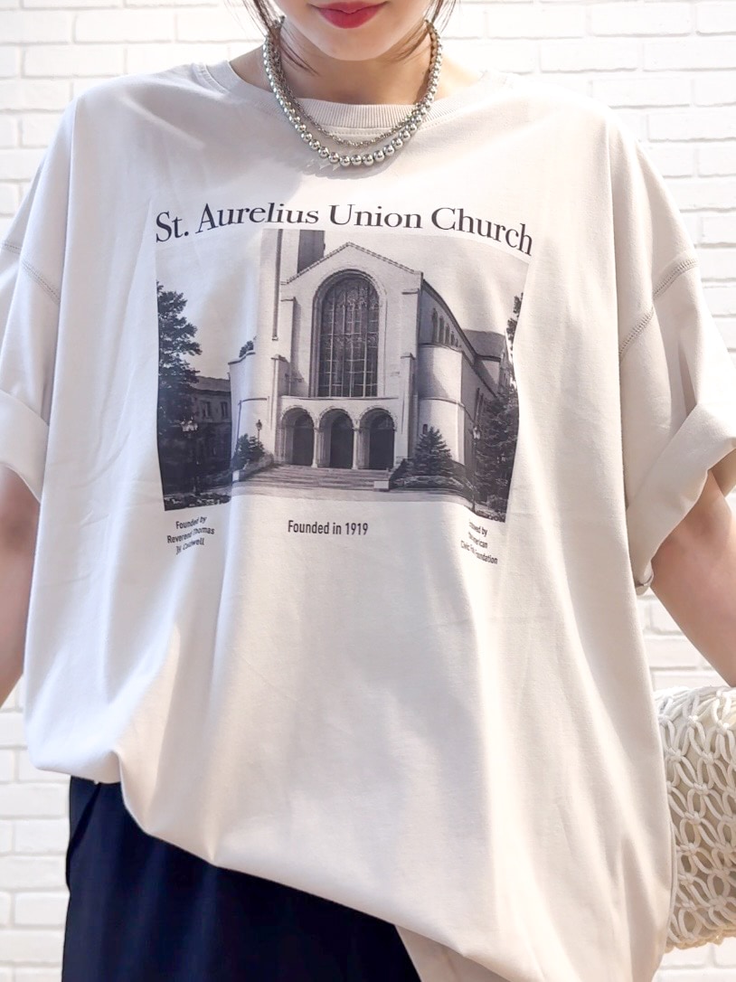 ベージュ系のTシャツ/カットソー、ブラック系のその他パンツ、ブラック系のサンダルを着用したレディースの夏コーディネートの6枚目の写真