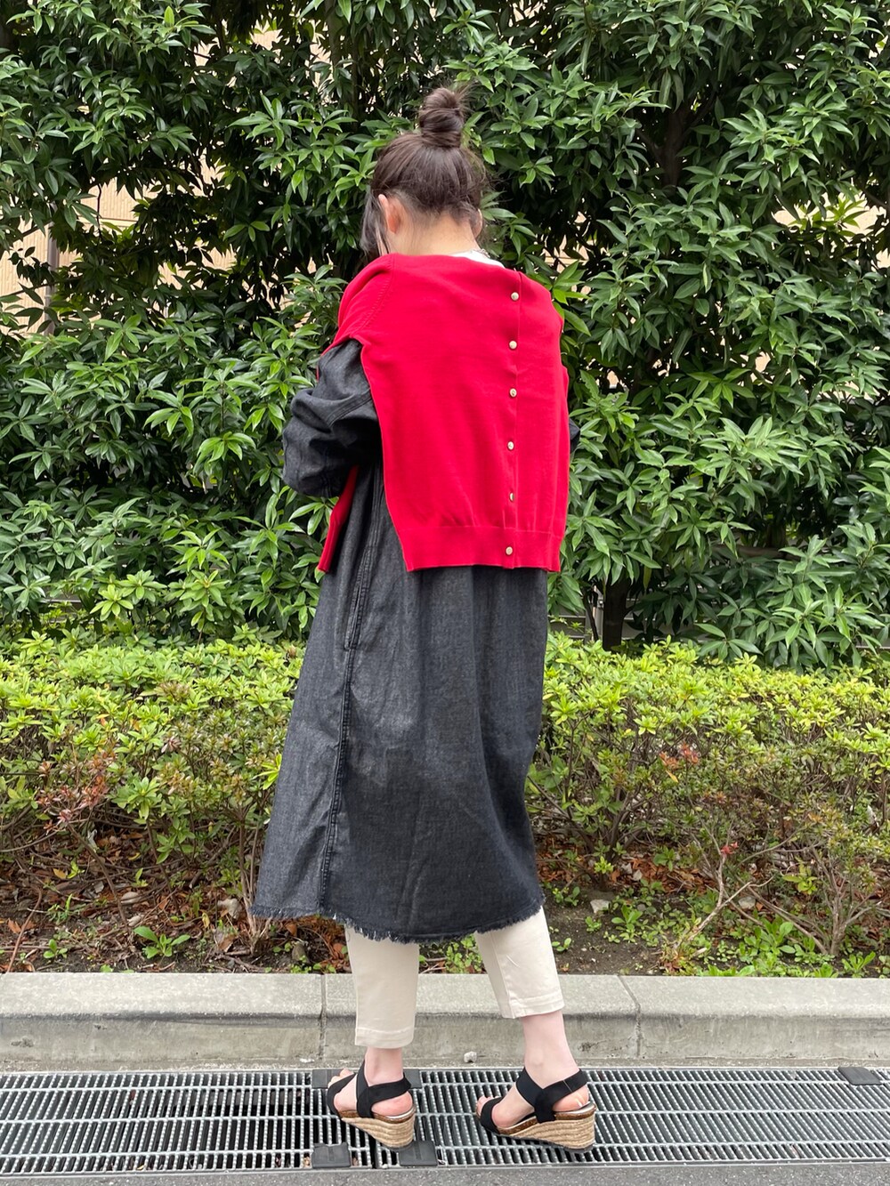 レッド系のカーディガン/ボレロ、ブラック系のワンピース、ホワイト系のTシャツ/カットソーを着用したレディースの春コーディネートの3枚目の写真